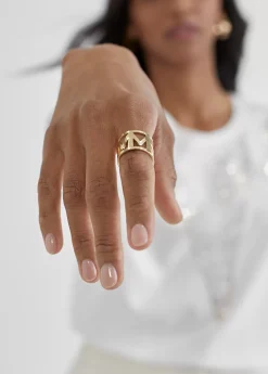 Anillo dorado letras M