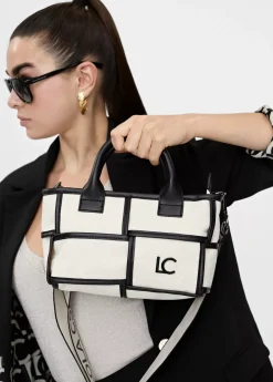 Bolso bandolera con detalles a contraste