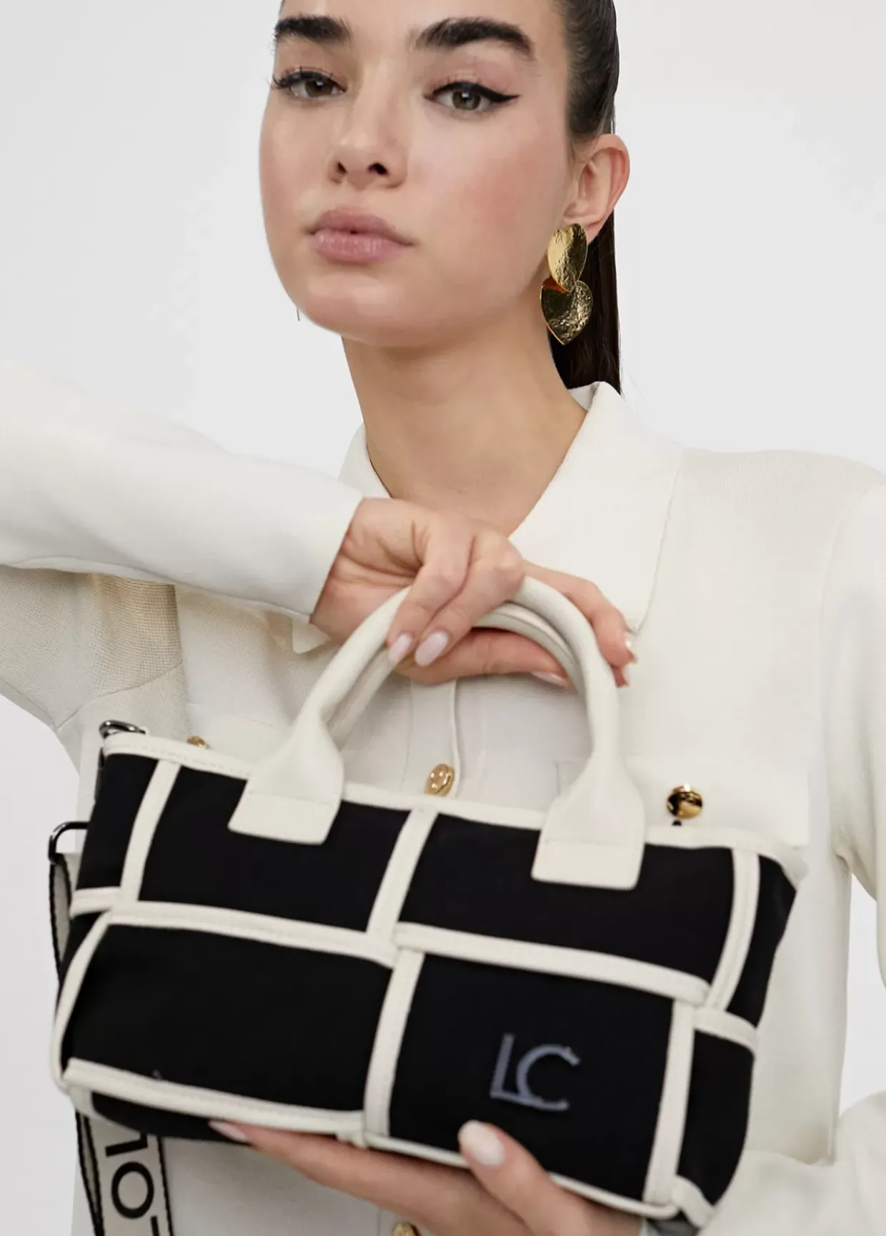 Bolso bandolera con detalles a contraste