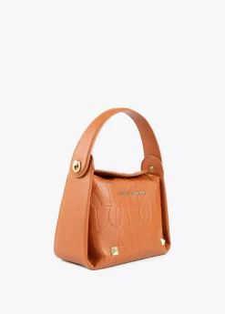 Bolso bandolera con logo grabado