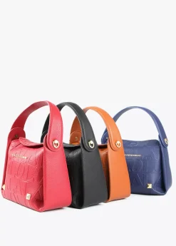 Bolso bandolera con logo grabado