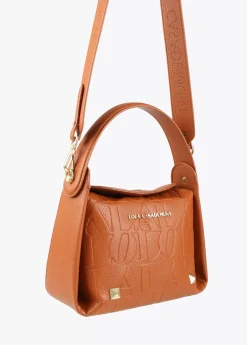 Bolso bandolera con logo grabado