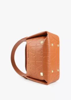 Bolso bandolera con logo grabado