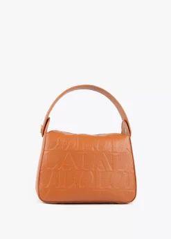 Bolso bandolera con logo grabado