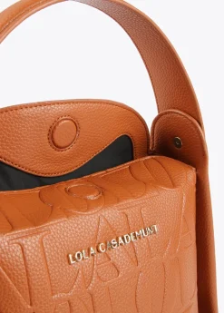 Bolso bandolera con logo grabado