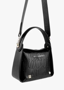 Bolso bandolera con logo grabado