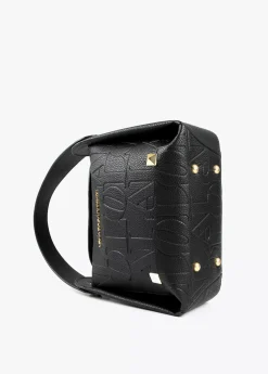 Bolso bandolera con logo grabado