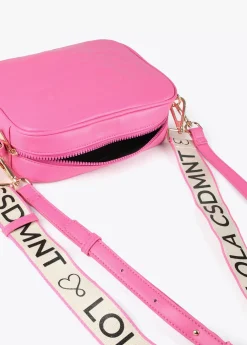 Bolso bandolera con logo en relieve