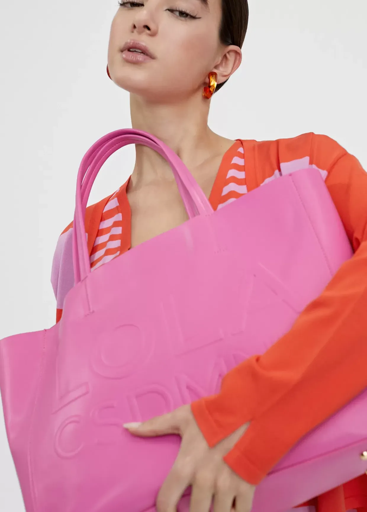 Bolso shopper con logo en relieve