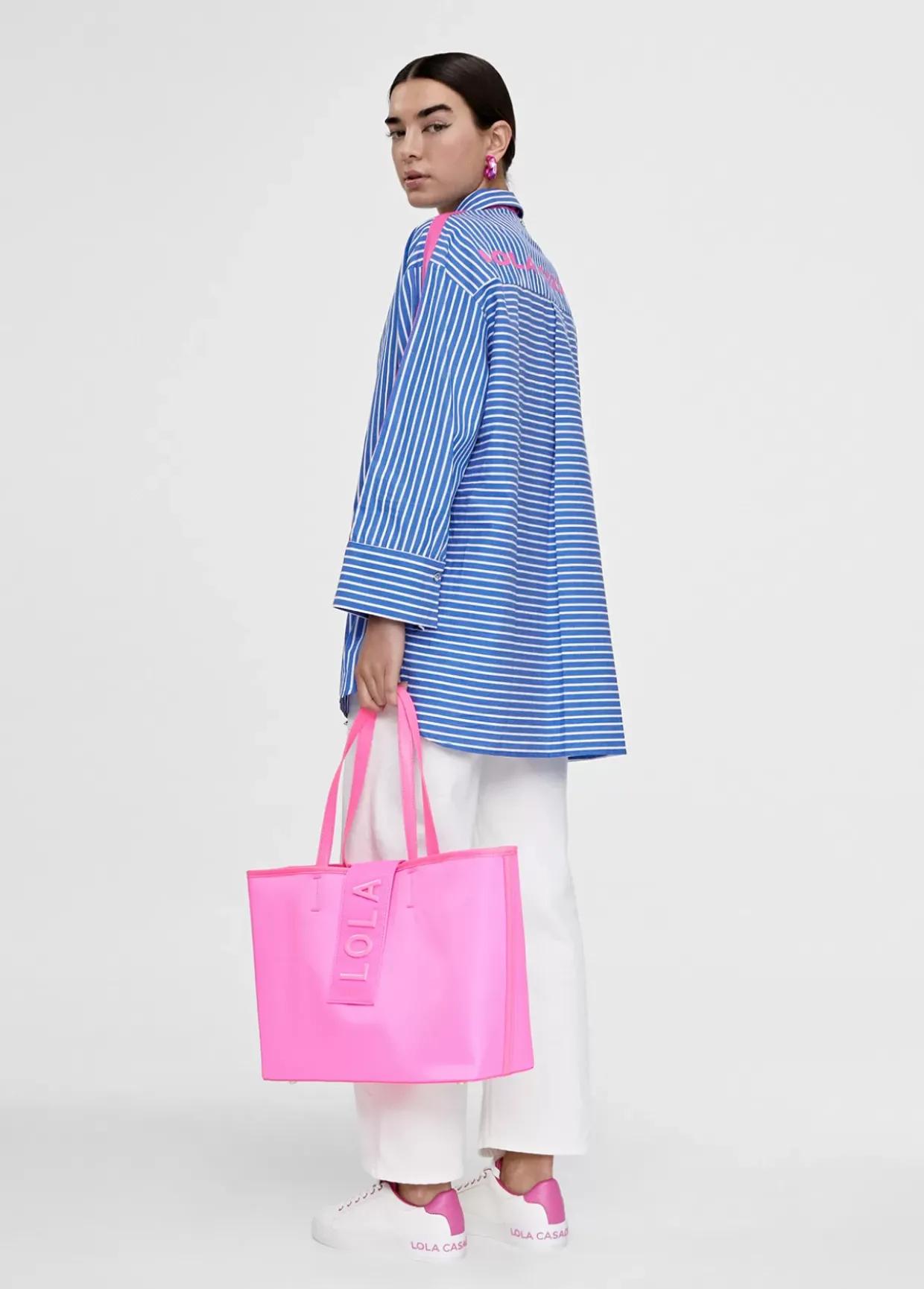 Bolso shopper con logo en relieve