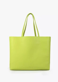 Bolso shopper con logo en relieve.