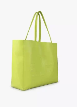 Bolso shopper con logo en relieve.