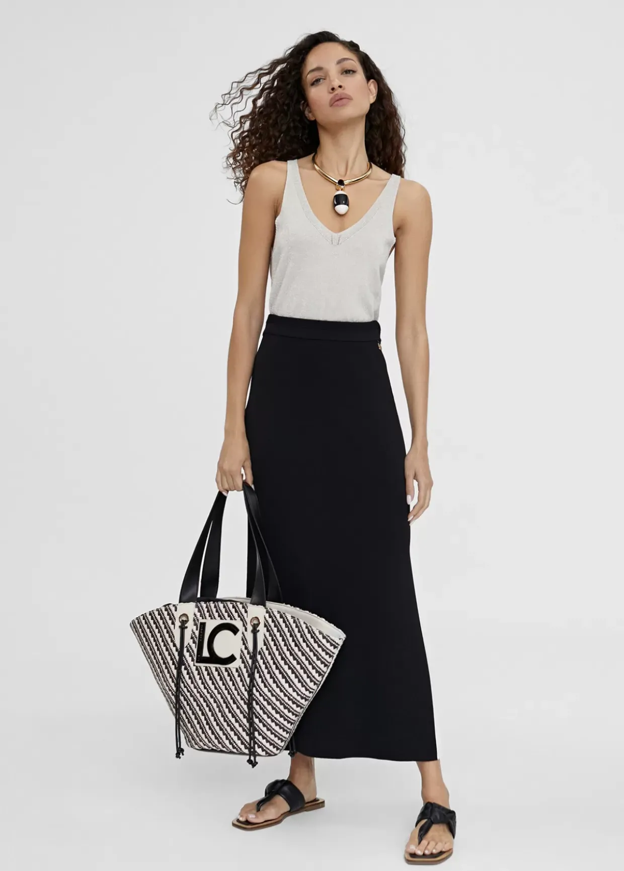 Bolso tipo cesta en efecto rafia