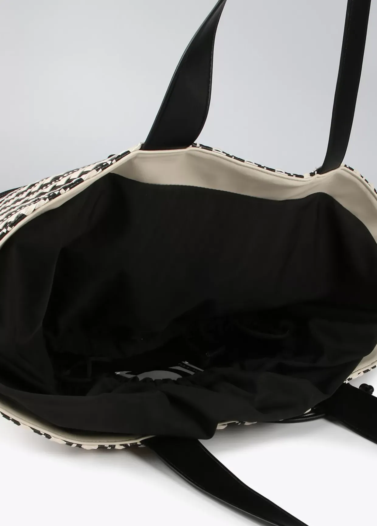 Bolso tipo cesta en efecto rafia