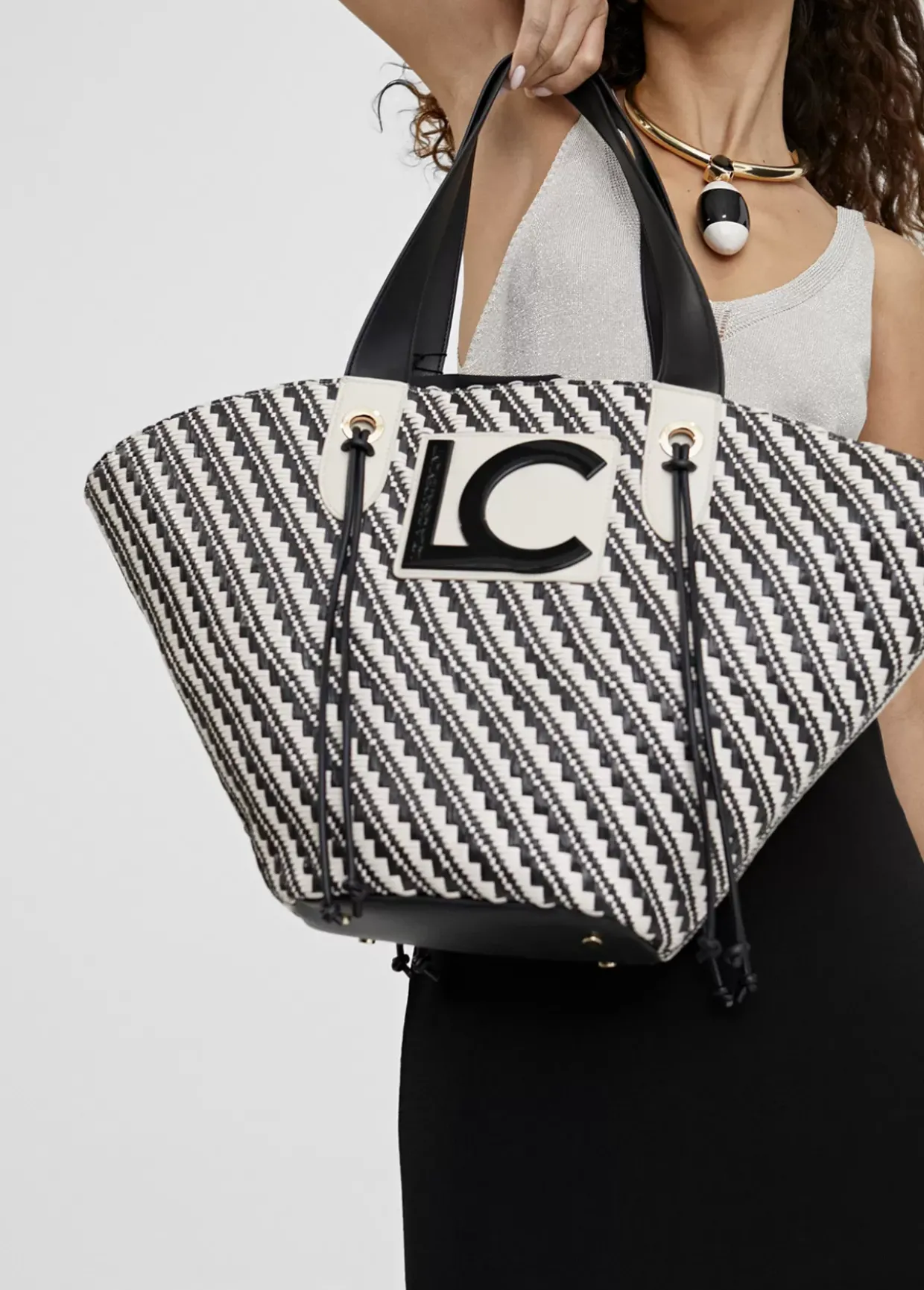 Bolso tipo cesta en efecto rafia