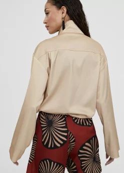 Bomber monocolor con bolsillos