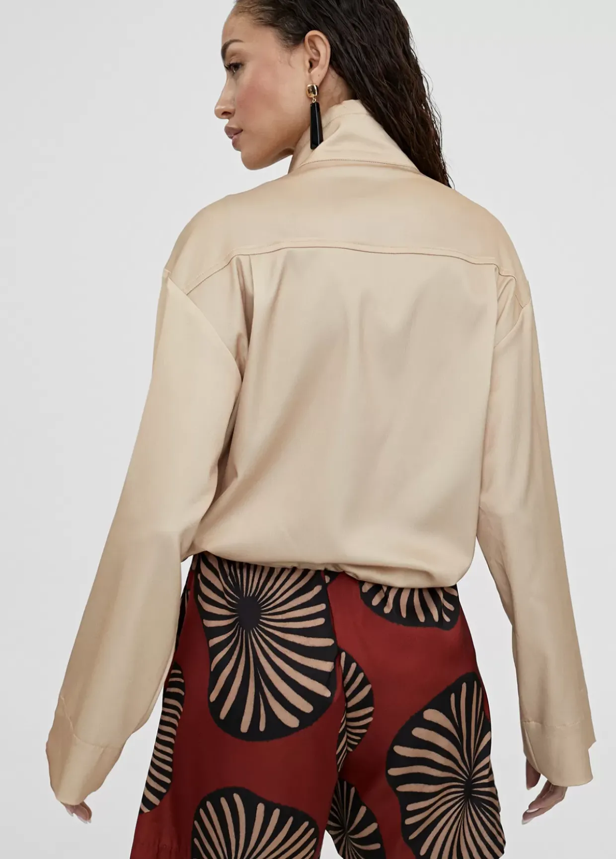 Bomber monocolor con bolsillos