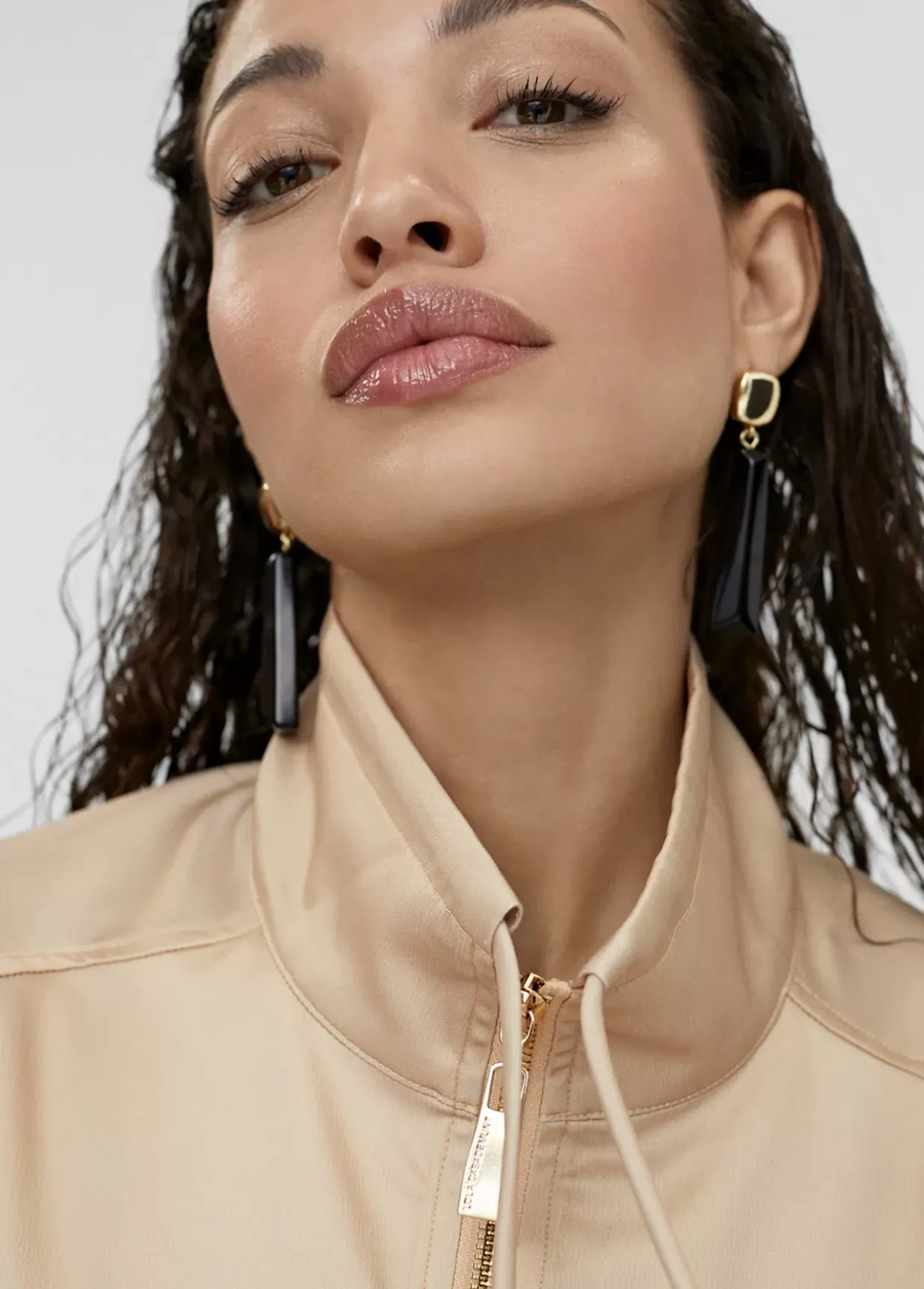 Bomber monocolor con bolsillos