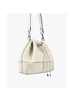 Bombonera color crudo.