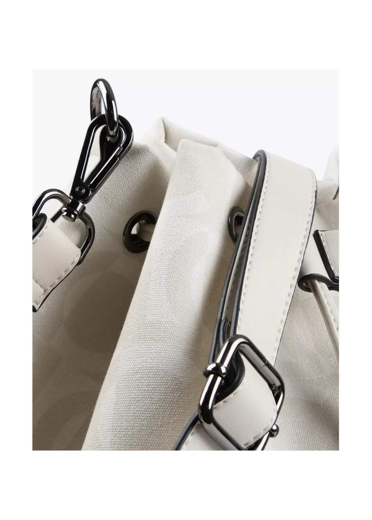 Bombonera color crudo.