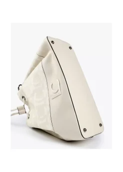 Bombonera color crudo.