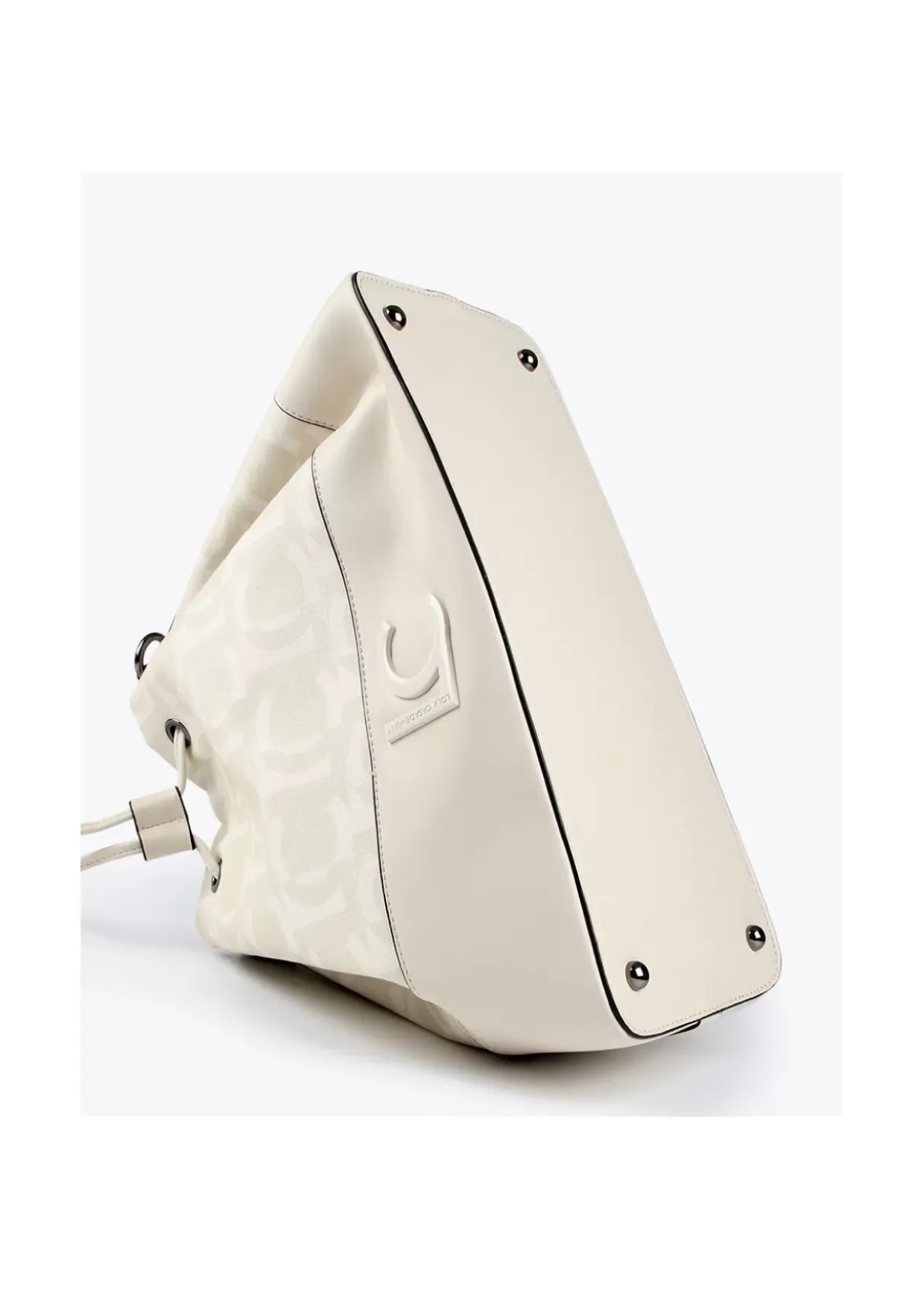 Bombonera color crudo.