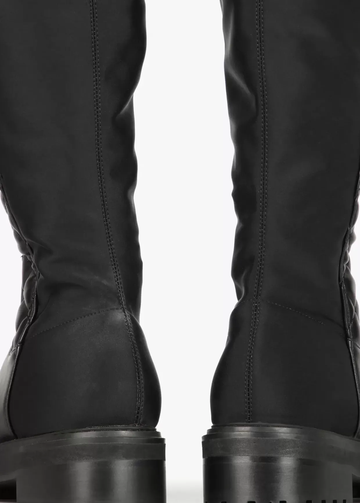 Bota de caña alta acolchada