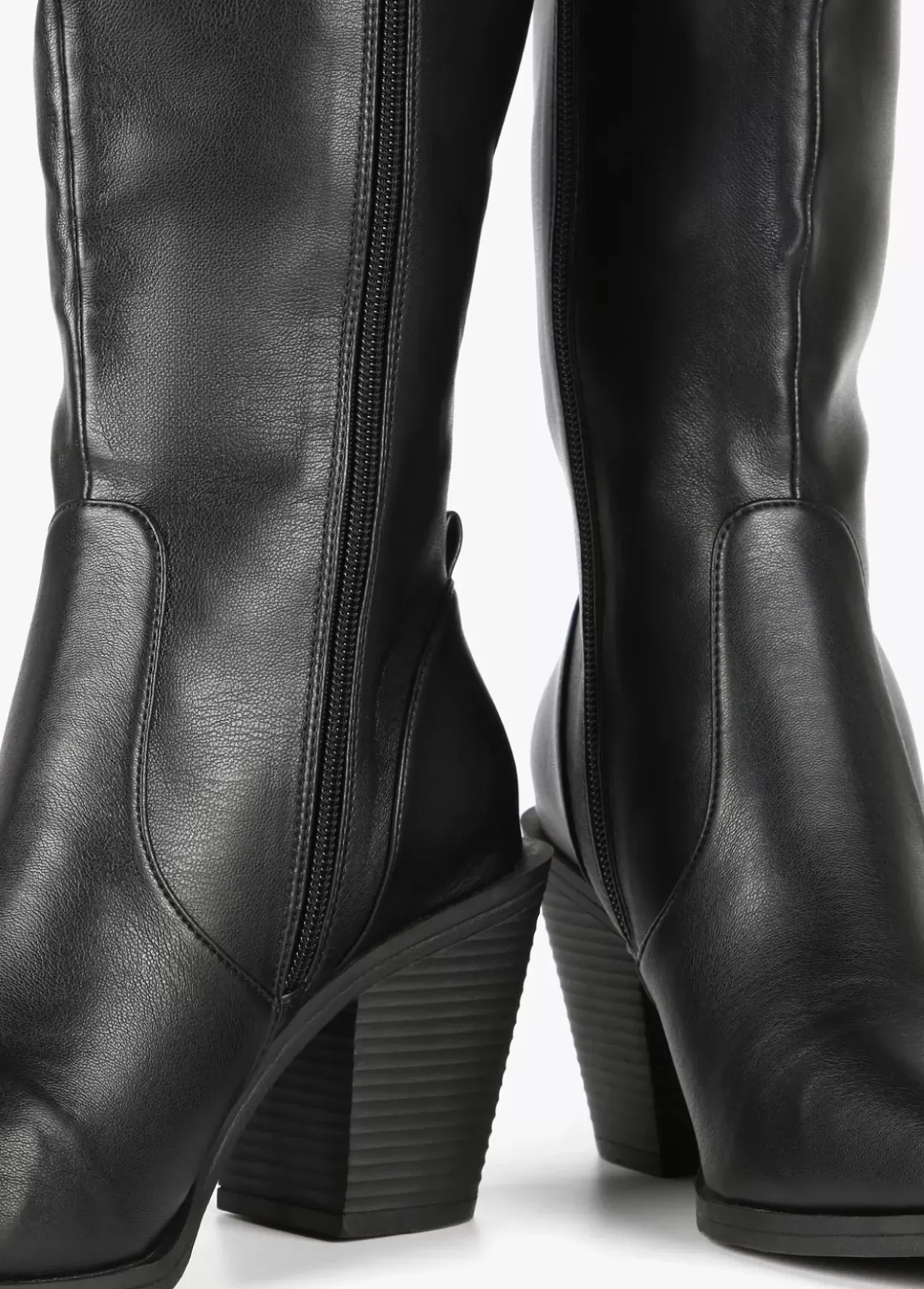 Bota estilo cowboy caña alta