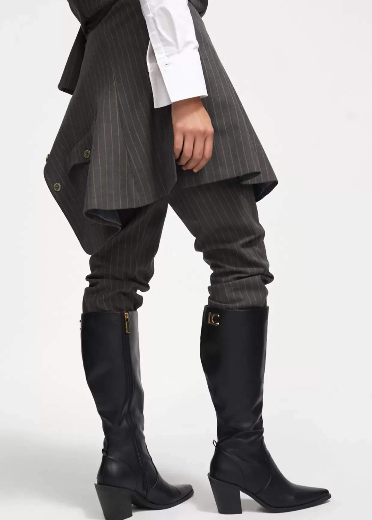 Bota estilo cowboy caña alta