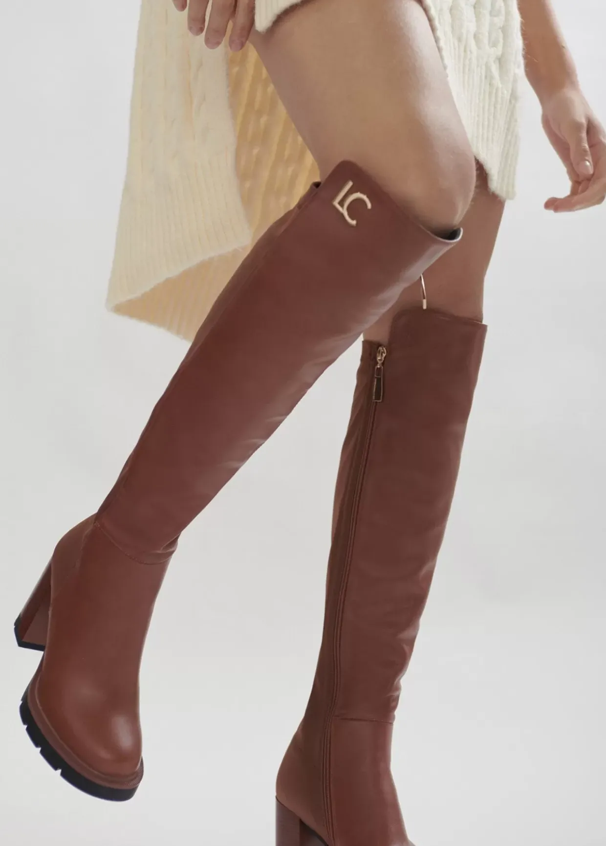 Bota mosquetera alta con tacón | Calzado | Lola Casademunt