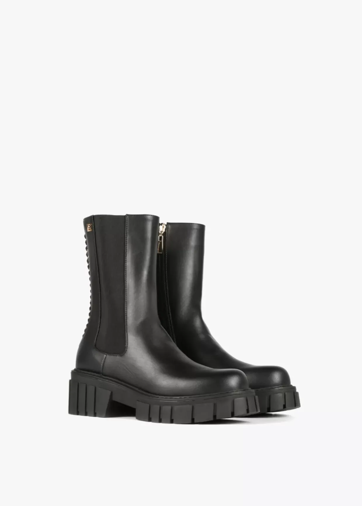 Botín negro con cadena