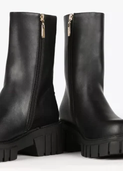 Botín negro con cadena