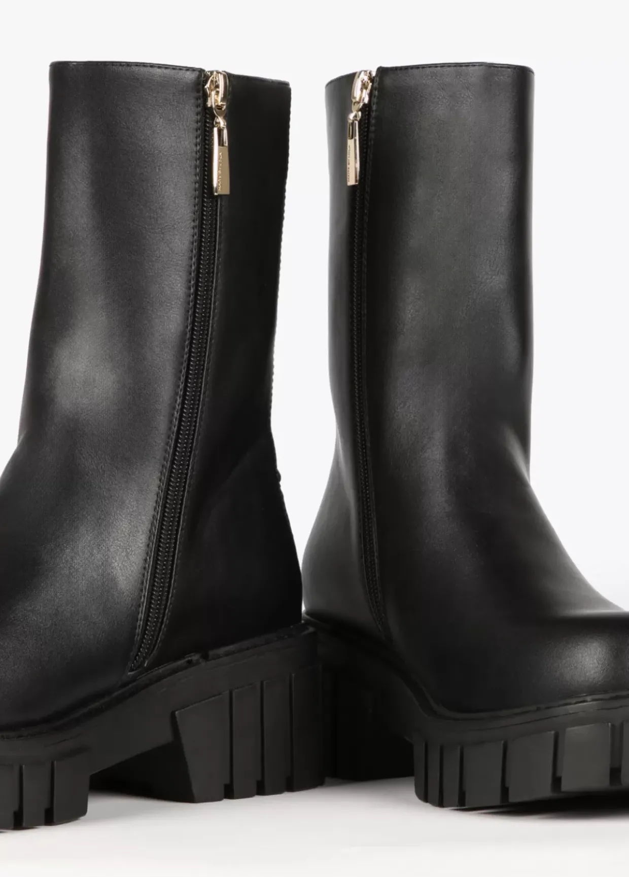 Botín negro con cadena