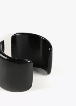 Brazalete rígido blanco y negro