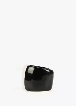 Brazalete rígido blanco y negro