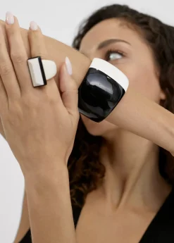 Brazalete rígido blanco y negro