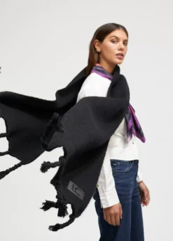 Bufanda con flecos trenzados