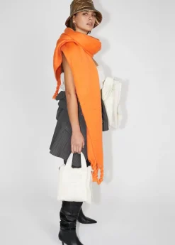 Bufanda con flecos trenzados