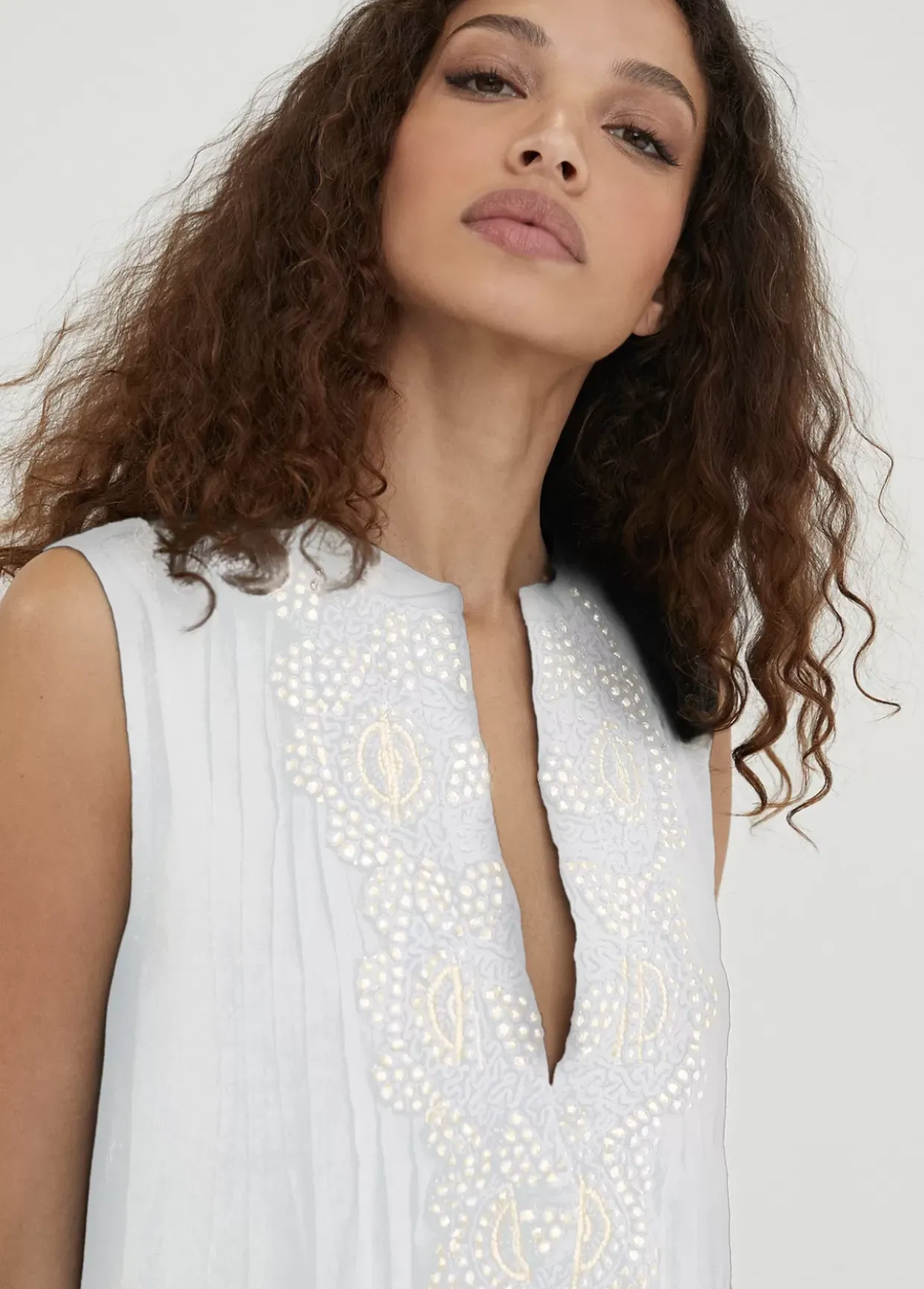 Caftan corto con bordado