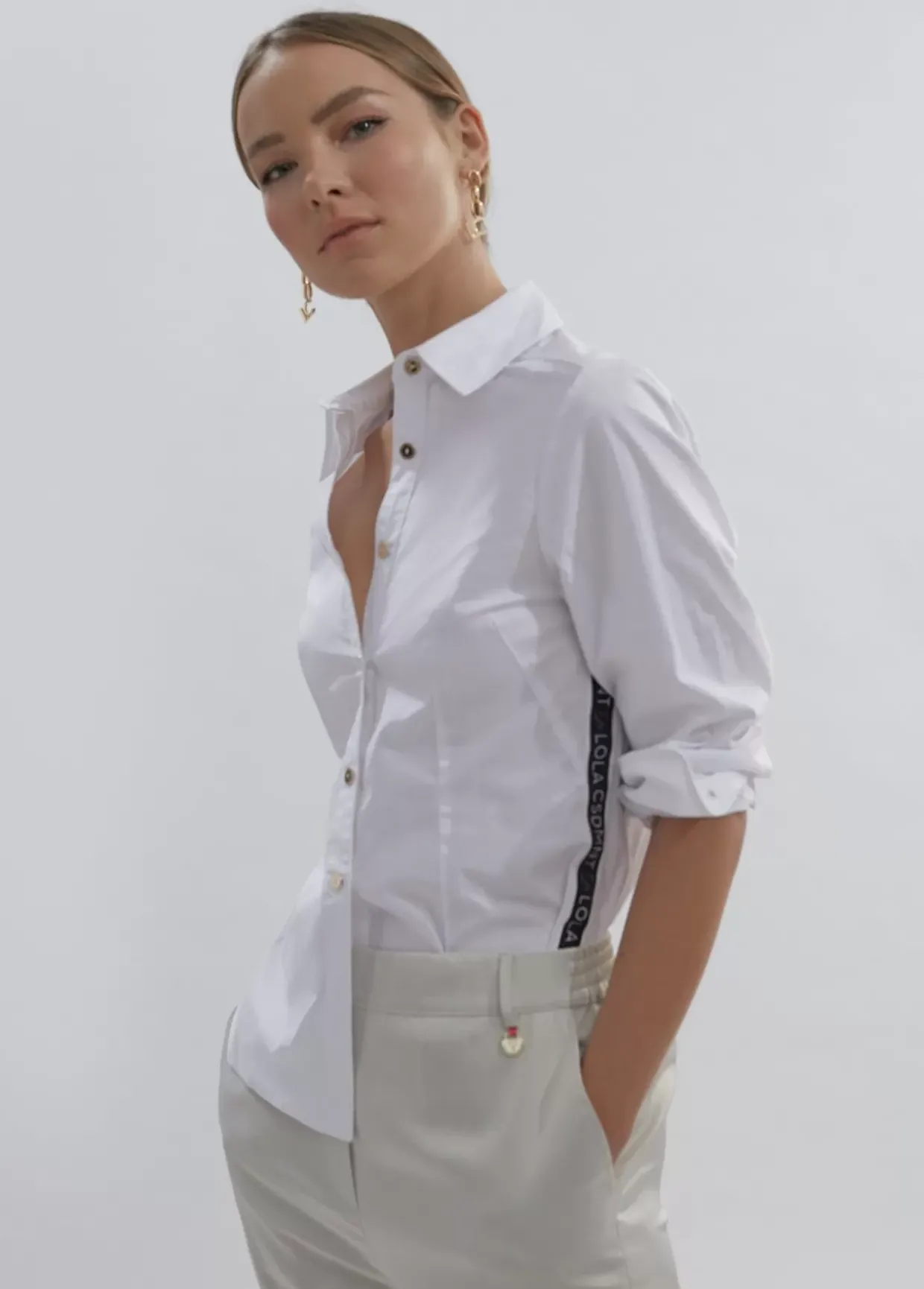 Camisa logotipada detalle cinta | COLECCIÓN LOLA | Lola Casademunt