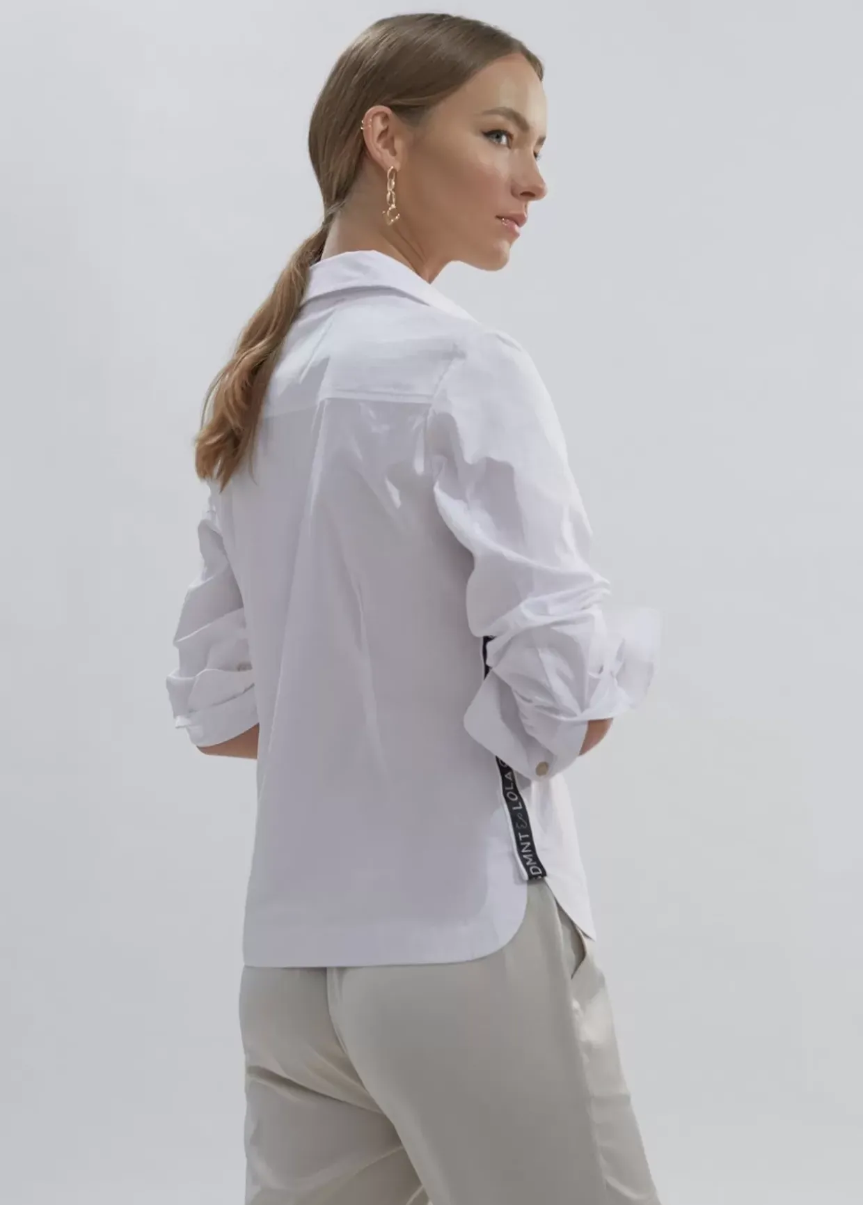 Camisa logotipada detalle cinta | COLECCIÓN LOLA | Lola Casademunt