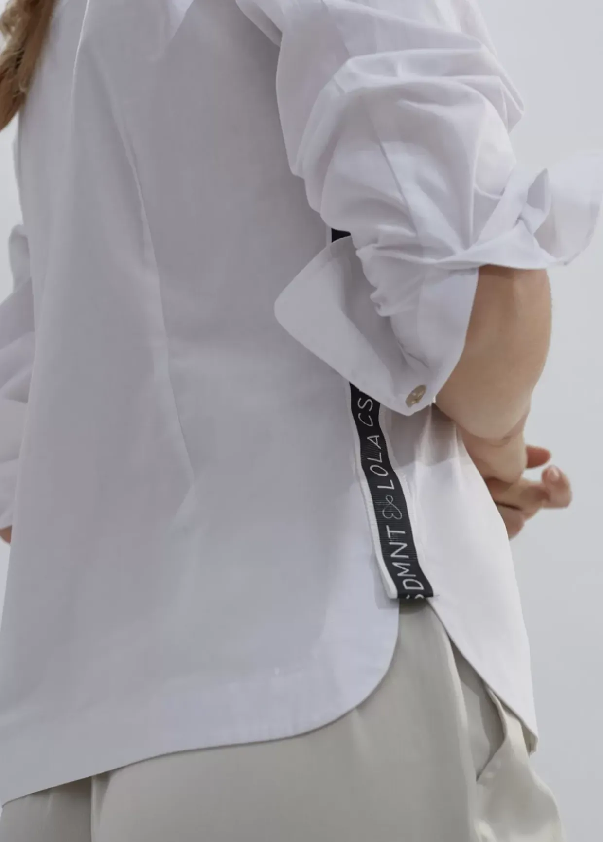 Camisa logotipada detalle cinta | COLECCIÓN LOLA | Lola Casademunt