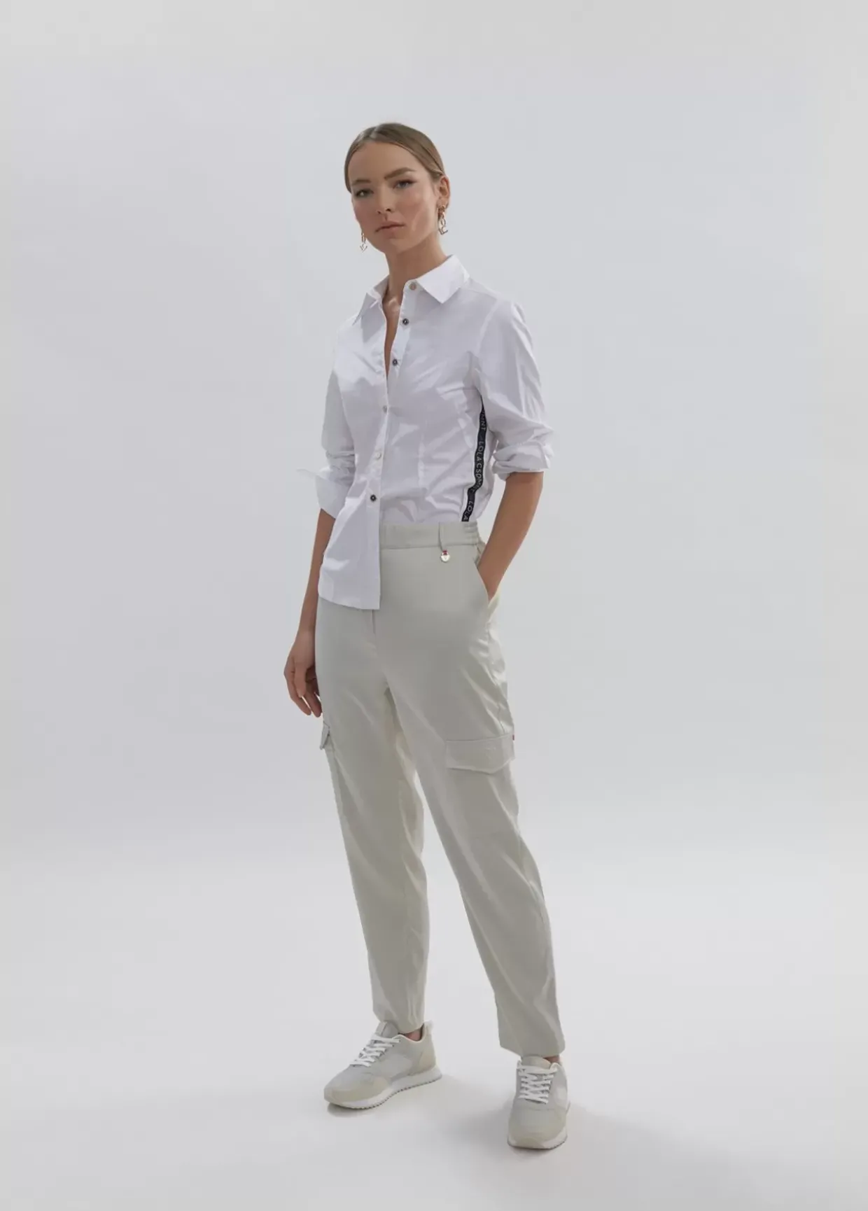 Camisa logotipada detalle cinta | COLECCIÓN LOLA | Lola Casademunt