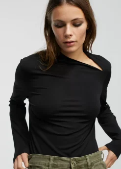 Camiseta detalle cuello