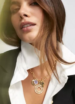 Collar dorado con charms