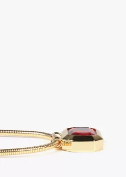 Collar dorado con colgante