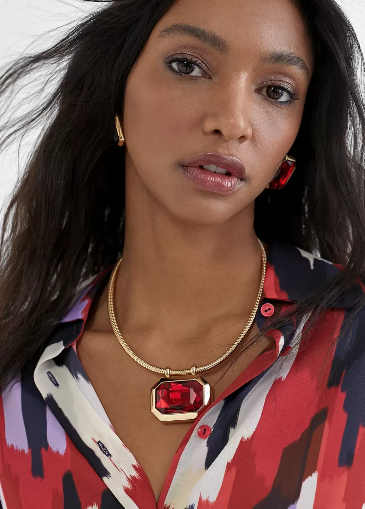 Collar dorado con colgante