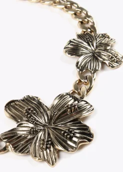 Collar dorado con flores