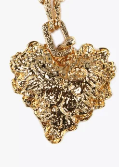 Collar dorado largo con corazón
