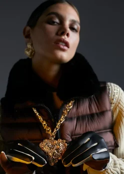 Collar dorado largo con corazón